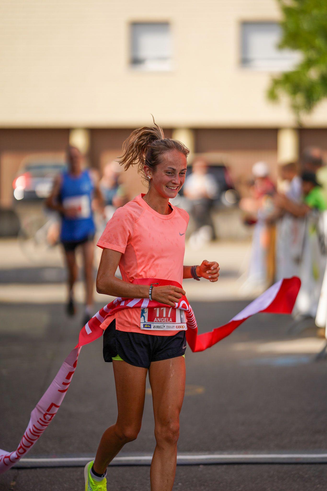 Siegerin Angela Massenz beim Zieleinlauf 2023